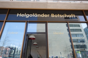 Die „Helgoländer Botschaft“ ist Reisebüro, Galerie, Buchgeschäft und Museum in einem. 